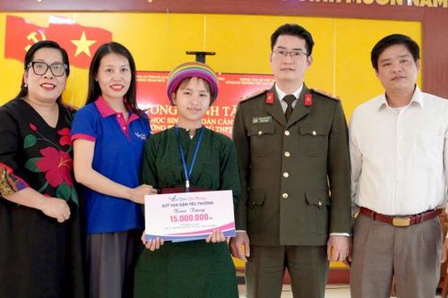 Cơ quan Thường trú Thông tấn xã Việt Nam tại Hà Giang trao quà cho học sinh có hoàn cảnh khó khăn