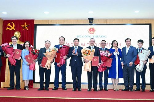 Bộ Công Thương bổ nhiệm loạt nhân sự mới sau sáp nhập các Cục, Vụ