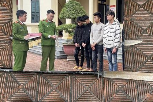 Công an triệu tập nhóm vác đao kiếm diễu phố, đánh người
