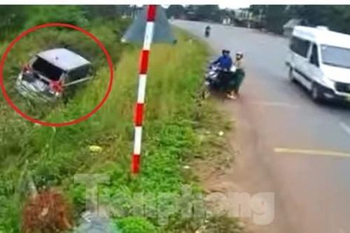 CLIP: Tránh xe máy phía trước, ô tô 7 chỗ bị xe tải húc lao xuống mương