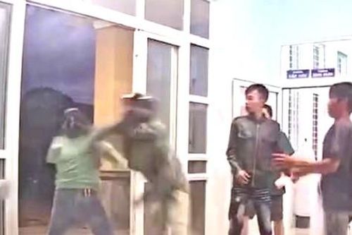 Nữ nhân viên trạm y tế xã bị nhóm đàn ông say rượu đánh dã man