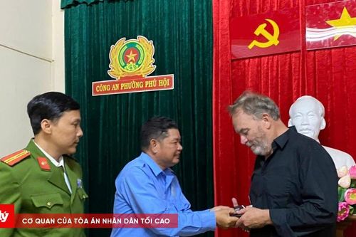 Trao trả tài sản đánh rơi cho du khách nước ngoài