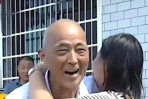 Được cùng một người cứu 2 lần trong 25 năm, người phụ nữ ôm ân nhân khóc nấc