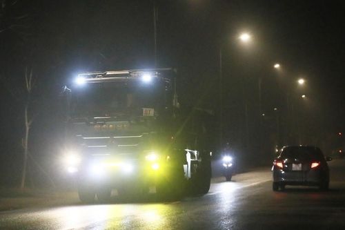 Ô tô tải lắp đèn led siêu sáng gây 'mù tạm thời' người đi ngược chiều
