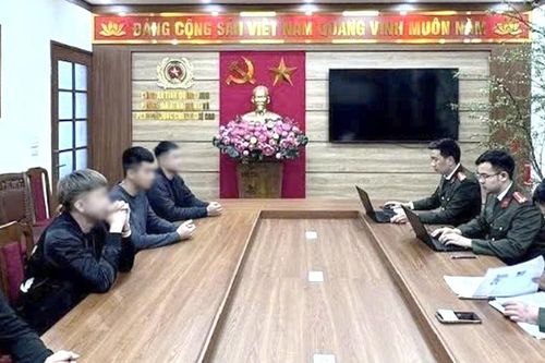 Nhóm thanh niên dùng giấy ra vào cổng công an quay clip để lấy tương tác