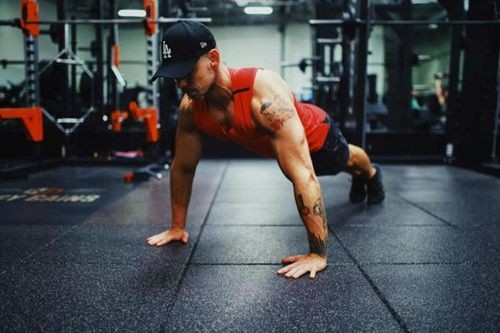 Xẹp phổi sau 20 lần chống đẩy và nhảy dây