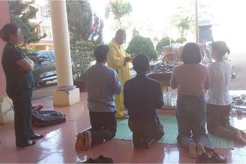 Sợ điềm xấu bảo vệ thuê người đến cúng bái ngay tại trường học
