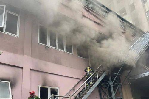 Cháy Phòng khám y học cổ truyền Hương Sen, khói bốc mù mịt