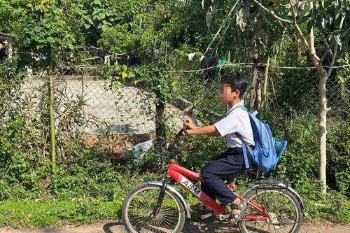 Ba cháu nhỏ ở Đắk Lắk đạp xe gần 50km đi tìm bố