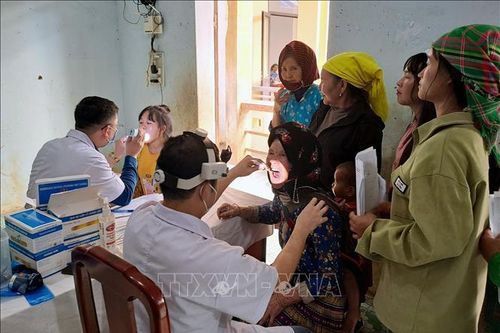 Hàng nghìn người dân vùng biên giới Hà Giang được khám, phát thuốc miễn phí