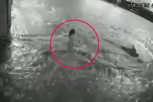 Bé gái 5 tuổi bị hố ga 'nuốt chửng' khi đang chơi đùa trên phố