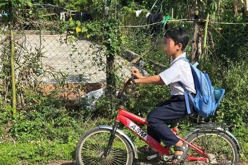 Đắk Lắk: 3 cháu nhỏ tự đạp xe gần 50km đi tìm bố