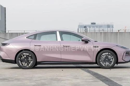 'Xe chủ tịch' dài hơn 5 mét, nội thất sang chảnh, công suất 637 mã lực, giá 540 triệu đồng