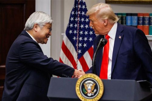 Ông Trump 'vừa đấm vừa xoa' gã khổng lồ chip đầu tư 100 tỷ USD vào Mỹ