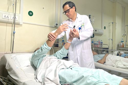 Mổ nội soi qua cung mày cắt khối u não đầu tiên ở Việt Nam