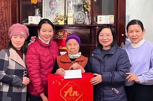 Hội LHPN Thái Nguyên thăm hỏi, tặng quà các nữ cựu tù cách mạng