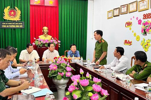 Thường trực Thành ủy Long Xuyên thăm và làm việc với công an các phường, xã