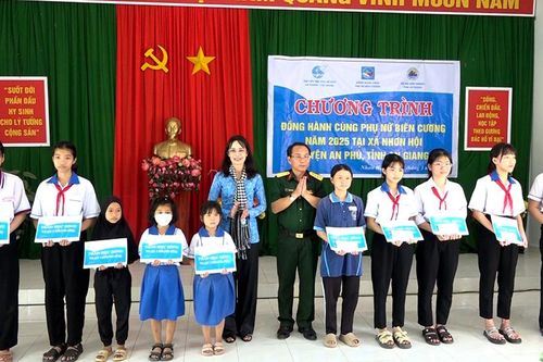 Trao sinh kế, học bổng cho phụ nữ và học sinh nghèo xã Nhơn Hội