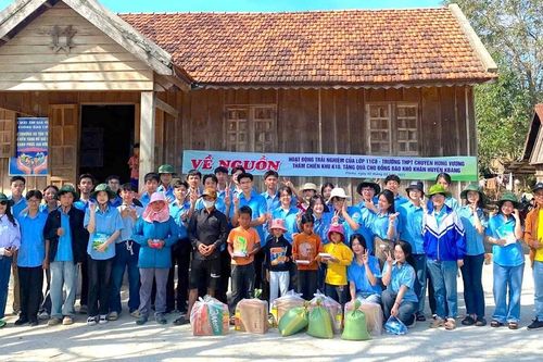 Giáo viên và học sinh Trường THPT chuyên Hùng Vương 'về nguồn' tại Kbang