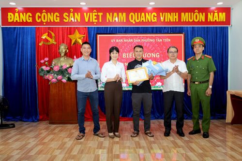 Một công dân phường Phước Long nhặt được ví tiền trả lại người đánh rơi
