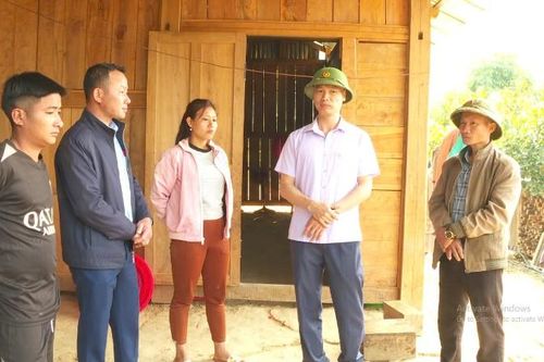 Chủ tịch UBND huyện Nậm Nhùn kiểm tra tiến độ xóa nhà tạm, nhà dột nát tại xã Nậm Chà