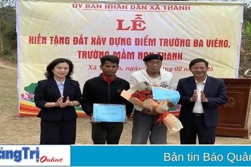 Hai hộ nghèo Vân Kiều cùng hiến đất xây dựng trường học