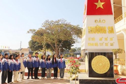 Mô hình 'Cột mốc Trường Sa' khơi dậy tình yêu biển đảo