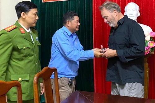 Nhặt được ví, tài xế xích lô tìm trả lại du khách nước ngoài