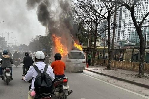 Ô tô bốc cháy trên đường Giải Phóng