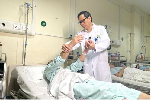 Lần đầu tiên tại Việt Nam cắt bỏ khối u não chỉ từ đường rạch trên lông mày