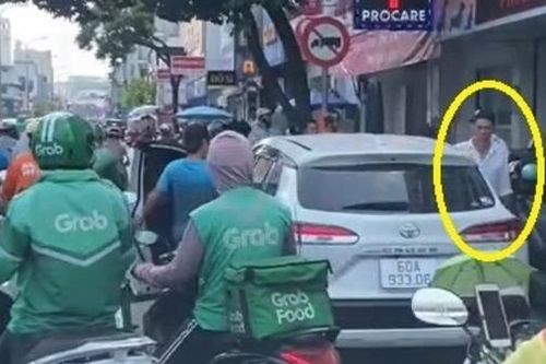 Sau va chạm, 2 người đàn ông từ ô tô bước xuống đánh tới tấp người đi xe máy