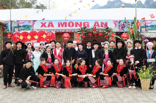 Người trẻ với trang phục văn hóa dân tộc