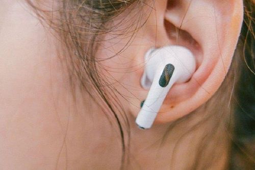 Mức phạt lỗi đeo tai nghe một bên khi lái xe máy từ năm 2025
