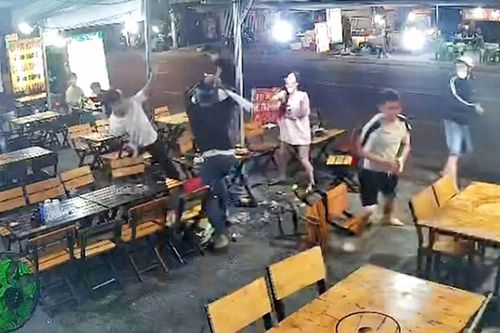Nguyên nhân khiến cô gái đập ly bia, châm ngòi cuộc hỗn chiến tại quán nhậu: Hỏi tiền 'bồi dưỡng', bị cho là 'khinh thường'