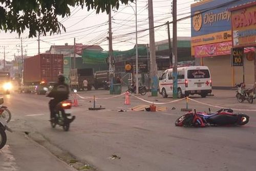 Va chạm với xe container, người đàn ông đi xe máy tử vong lúc sáng sớm