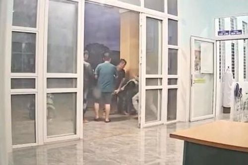 Xác minh làm rõ vụ nữ nhân viên trạm y tế bị nhóm người đàn ông vây đánh