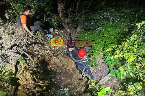 Cảnh sát cứu hộ 2 du khách mắc kẹt trong đêm ở bán đảo Sơn Trà
