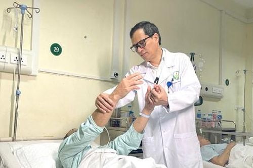 Lần đầu cắt bỏ khối u não chỉ từ đường rạch nhỏ trên cung mày