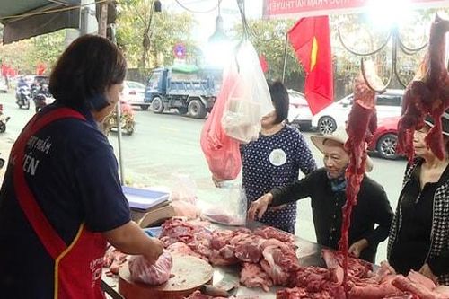 Giá thịt lợn hơi tiếp tục đà tăng, người bán giảm nhập hàng