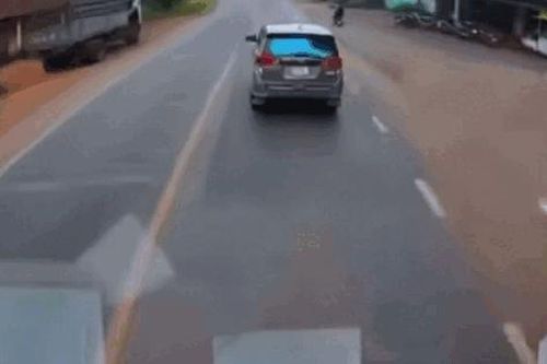 Phanh gấp tránh xe máy mất lái, ô tô con bị xe tải phía sau húc văng xuống vệ đường