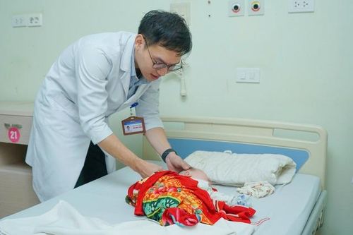 Phẫu thuật cho bé sơ sinh 3 ngày tuổi bị thoát vị tủy, màng tủy đã vỡ