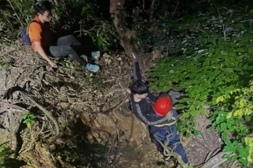 Công an Đà Nẵng đu dây giải cứu 2 du khách mắc kẹt trên núi Sơn Trà