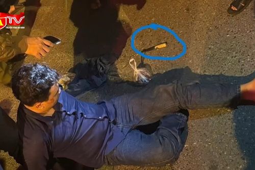 Tóm gọn tên cướp giả làm khách hàng vào mua sữa