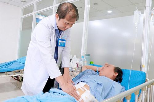 Chủ quan khi hóc xương, người đàn ông phải đi cấp cứu