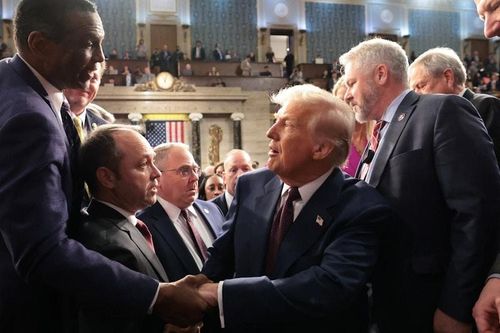 Ông Trump nói gì giữa những tràng vỗ tay lẫn la ó chỉ trích ở Quốc hội