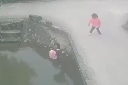 Khoảnh khắc bé gái trượt chân rơi xuống mương nước