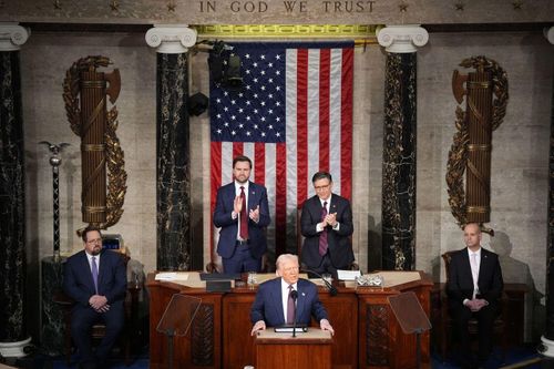 Khoảnh khắc ấn tượng tại lễ phát biểu của TT Trump trước Quốc hội