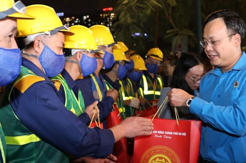 Thăm, động viên công nhân thực hiện nhiệm vụ nạo vét sông Tô Lịch xuyên đêm