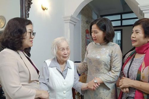Tri ân những phụ nữ Hà Nội tiêu biểu trong phong trào 'Ba đảm đang'