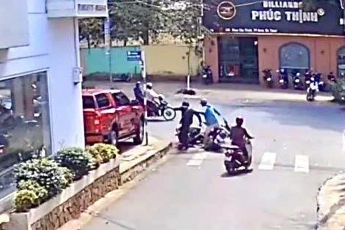 Đắk Lắk: triệu tập hai thanh niên đánh người sau va chạm giao thông